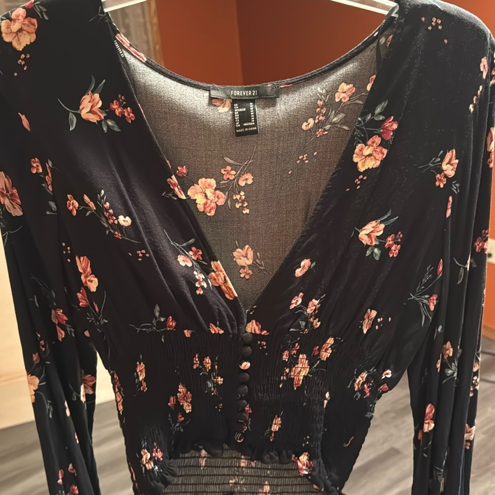 Cute med black top with floral print from Forever 21! Tags off but never worn!!